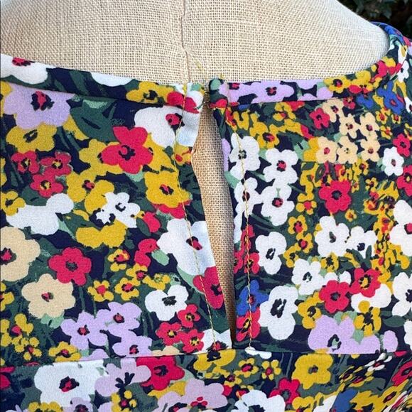 Ann Taylor Vibrant Floral Blouse Women's Size Medium - Picture 8 of 10